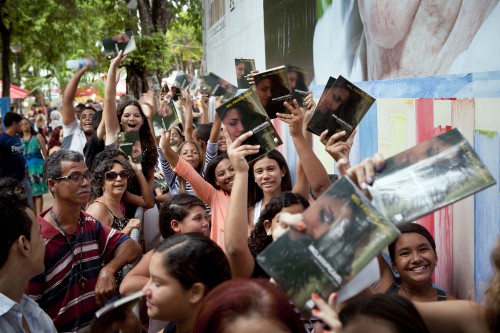 Fila para pegar o autografo de Mel Fronckowiack